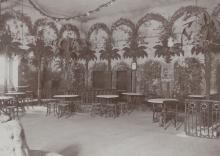 A. Rustler (Fotograf), Schwenders Kollosseum / Etablissement Schwender - Türkisches Café (Innenansicht), um 1890, Wien Museum Inv.-Nr. 95665/10, CC0 (https://sammlung.wienmuseum.at/objekt/597226/)